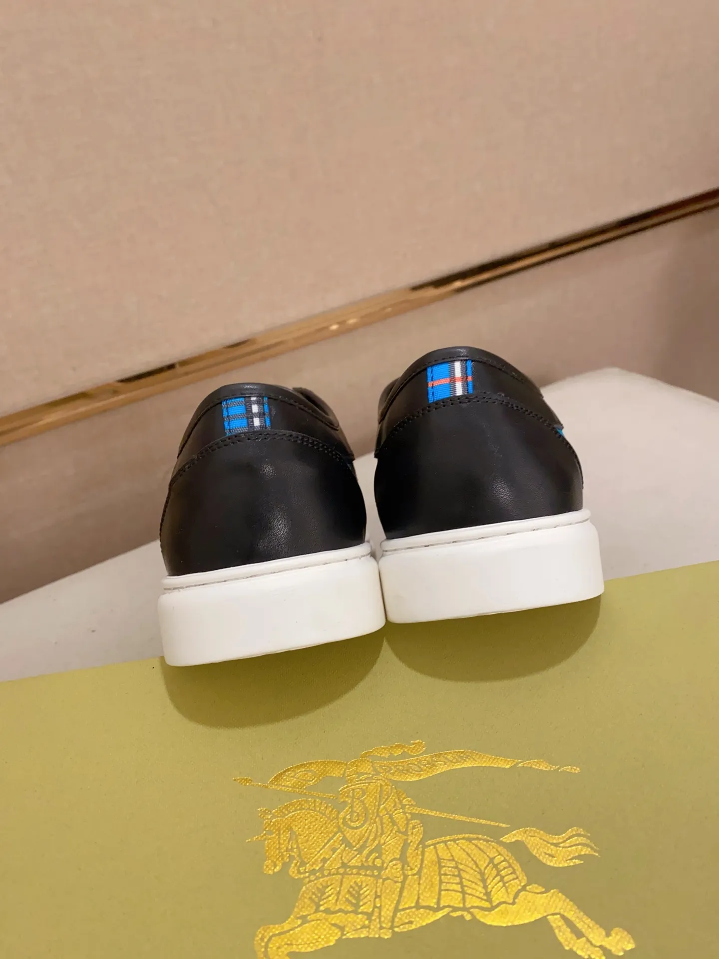 Men's shoes💰: 400💰🇮🇹🇮🇹The counters are synchronized with BURBERRY's top purchasing agents🔍🔍Synchronized sales. Positive code number: 38-44. Italian imported cowhide with official website fabric. Fully imported sheepskin lining, sole: original sole provided by the original factory, exclusive movable molded sole, super comfortable, original factory follow-up goods, 🔍🔍high quality, you can enter and leave the counter at will, welcome to compare (can be customized 45)